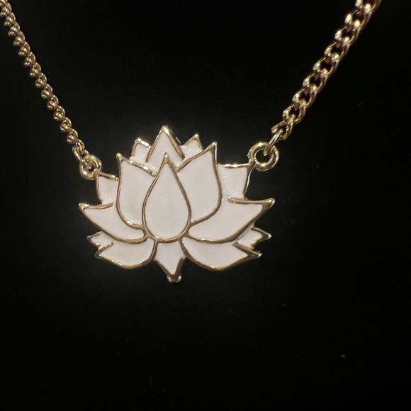Necklace with a white water lily on a thin chain - Picture 1 of 3